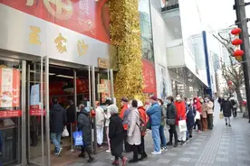 老字号门前排长龙！上海王家沙手工汤圆日销达6万只图片