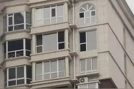【关注】3个孩子被困33层高楼外！他们上演了“摩天营救”图片