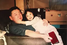 刘銮雄18岁女儿罕晒二人合照，曝生活细节，甜蜜喊话：我爱我爸图片