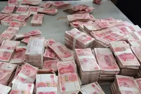 国外的一条街上，成捆的人民币摆在街头，但却为何没人敢拿？图片