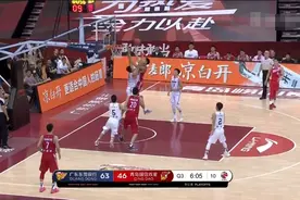 遭苏伟踢裆疼到满地打滚，闫军吹停比赛，为何向徐杰做出伸手动作图片