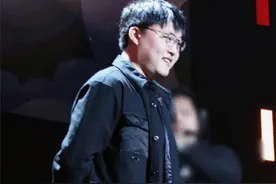 焕峰沉默开播后，uzi用两句话评价他，一褒一贬当中满是叹息图片
