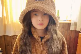 郑希怡一家真绝了！女儿高颜值不仅像她还像外婆，完全复制粘贴图片