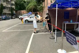 南京栖霞封控小区解封：隔离不隔爱 解封不解防图片