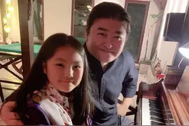 伊能静“富养”4岁女儿，喝红酒染美甲敷面膜，宛如“童话公主”图片
