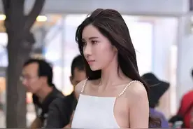 美女将“珍珠”穿在肩上，脚上，满满的贵妇名媛的奢华气息图片