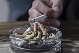 烟灰缸里不能倒水，懂的人应该结婚了图片