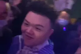 说唱歌手捞金一场80万，粉丝多到需4个保安开路，网友却问这是谁图片