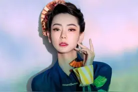 李承铉终于管不住戚薇了，穿旗袍非要搭老爹鞋，潮到没话说图片