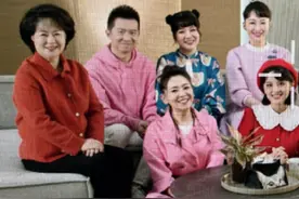 央视主持人大聚会！55岁鞠萍穿红衣现身，47岁小鹿姐姐冻龄似少女图片