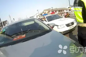 “我是不会逃的！”说完便开车溜了……请看两位“影帝”级无证司机的表演图片