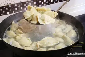 煮饺子，不要开锅就丢进去煮，记住这3点，饺子不破不粘还好吃图片