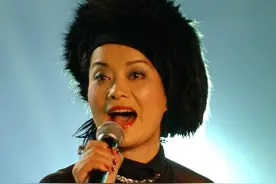 毛阿敏情史坎坷，嫁身价百亿的老公后，为何穿6元的袜35元的鞋？图片