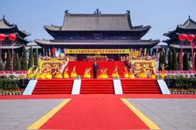小脚指甲裂成2瓣的人是什么来历，是纯种汉族人吗？说出来别不信图片