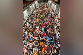 800人挤进1架美国军用运输机，亡命喀布尔，只为逃过塔利班的报复图片