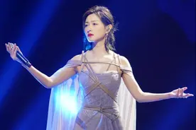 38岁万茜淡紫仙女裙绝美，胸前绑带又纯又欲，柔情似水美得发光图片