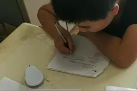 小学生“倒数第一”试卷走红，老师边改边笑：这孩子我教不了图片