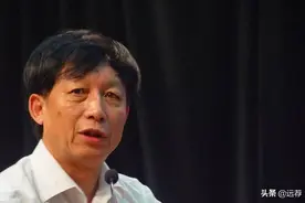 易中天亲吻女主持人的脸！作为学者是不是有点太轻浮？图片