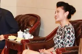 周涛“夹腿坐”火了！一身碎花短裙夹腿坐，双腿90度身姿优雅挺拔图片