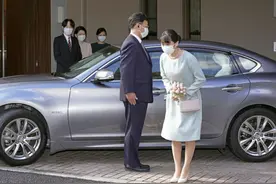 真子公主结婚，离家前拥抱妹妹，未来靠丈夫130万年薪在纽约度日图片