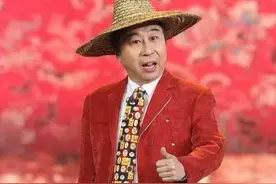 63岁冯巩背孙子等公交，两鬓发白走路吃力，曾因工作忙对儿子愧疚图片