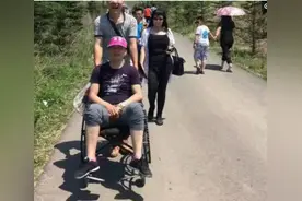 男子掉下悬崖后瘫痪负债30万，被美女追上门照顾，恋爱半年拒领证图片