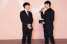 陈坤的增高鞋真抢镜！儿子脚踩AJ与他一般高，两人同框似兄弟图片