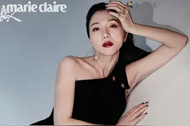 阿朵极简黑白大片曝光 黑衣红唇秀香肩锁骨迷人图片