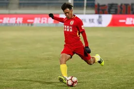 曾被殷铁生怒踹的中国足球先生，与青岛少年爱恨纠缠终一笑泯恩仇图片