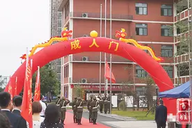 成都：郫都二中为六百高中学子集体过十八岁生日图片