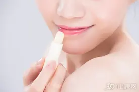 长期涂“润唇膏”会对身体有害吗，有多大影响？看完恍然大悟图片