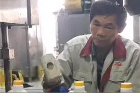 常州一大爷抡锤敲瓶盖月薪5千引网友羡慕！公司领导：喜欢可以来体验图片