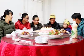 农村爷爷过生日，孙子的祝福语太逗了，这样劝爷爷喝酒笑翻一家人视频封面