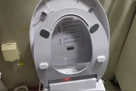 上完厕所用纸擦过时了，有钱人流行这么做，方便舒适，太机智了图片