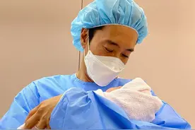 《天国的阶梯》男星官宣三胎！52岁终迎一女，妻子小12岁是博士图片