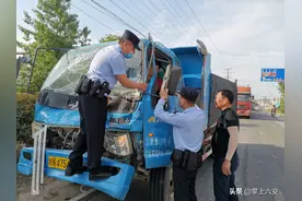 货车司机卡车中，民警火速救援图片
