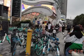 密密麻麻！西安吉祥村地铁站外全是共享单车，人行道和非机动车道堵实了图片