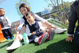 宝贝经常和妈妈夸奖学校饭菜，每次都能吃一碗，看见照片妈妈皱眉图片