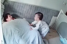 羡慕！广东一爸爸一把将睡醒宝宝抱进怀里，左手搂老婆右手抱儿子图片