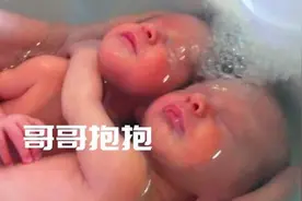 双胞胎刚出生就“秀恩爱”，医生看后不忍心拆散：忘喝孟婆汤了？图片