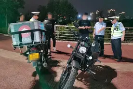 日照交警：“炸街”摩托车，严查图片