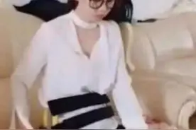 90后女孩不幸失去双腿，如今没人敢娶她，爸爸只能细心照顾她图片