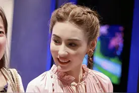 也就张柏芝这样搭不显老，穿粉色裙清纯依旧，配大妈盘发却很洋气图片