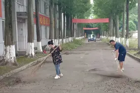 从贵州到四川，他带妻子回二营扫净营区的满地落叶图片