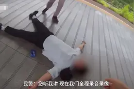 又遇巨婴！江苏一男子拒绝出示证件强闯检票口，撒泼倒地暴力抗法，其母还在旁帮腔图片