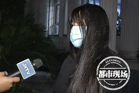 南昌：女孩提醒3名顾客戴口罩，反遭辱骂殴打，头发被抓下一大把图片