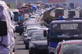 主路堵车20多辆车跟着头车走小路，结果绕了整座山：头车是回家的图片