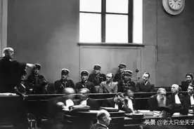 为何要废止断头台公开处刑？皆因最后一次公开处刑时，观众太无耻图片
