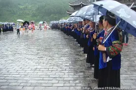 这里是全世界最大的苗族聚居村寨，万家灯火如同繁星落入人间图片
