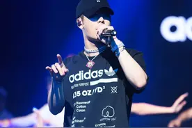 “酷盖”王嘉尔舞台表现力满分，棒球帽难掩帅气感图片